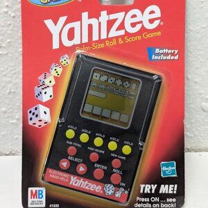 NEW Yahtzee Electronic Handheld Game 1999 Milton Bradley Hasbro Credit Card Game